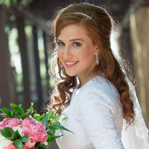 Bridal half-up hairstyle with headband and bouquet by Kalo Beauty Simplified